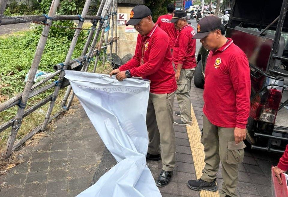 podiumnews.com-Satpol PP Denpasar Berangus Ratusan Atribut Kedaluwarsa